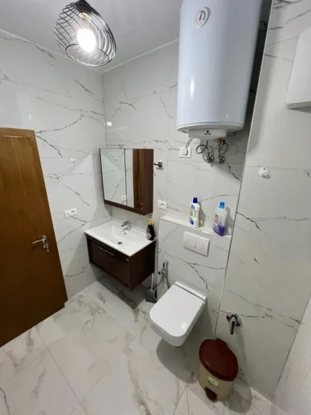 Tirane, jepet me qera apartament 2+1+Aneks Kati 4, 650 € (Universiteti i Mjeksise)