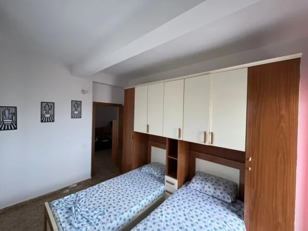 Tirane, jepet me qera apartament 2+1+Aneks Kati 4, 650 € (Universiteti i Mjeksise)