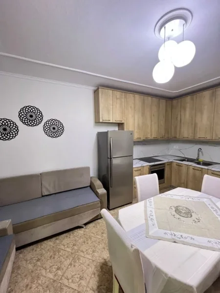 Tirane, jepet me qera apartament 2+1+Aneks Kati 4, 650 € (Universiteti i Mjeksise)