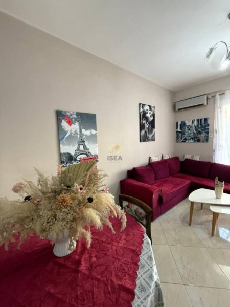 Tirane, jepet me qera apartament 1+1+Ballkon Kati 5, 70 m² 550 € (Perball Amerikan 3, Golden Park)
