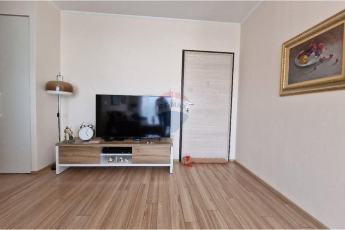 Tirane, jepet me qera apartament 1+1+Ballkon Kati 4, 67 m² 600 € (Rruga Hamdi Sina)