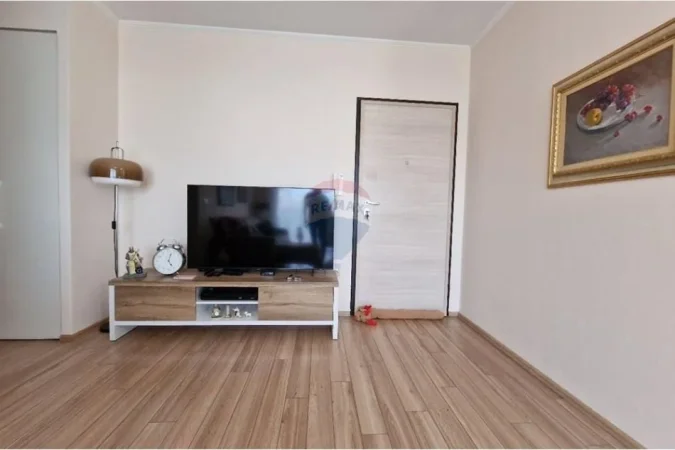 Tirane, jepet me qera apartament 1+1+Ballkon Kati 4, 67 m² 600 € (Rruga Hamdi Sina)