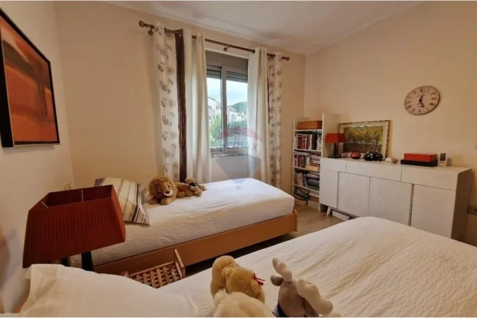 Tirane, jepet me qera apartament 1+1+Ballkon Kati 4, 67 m² 600 € (Rruga Hamdi Sina)