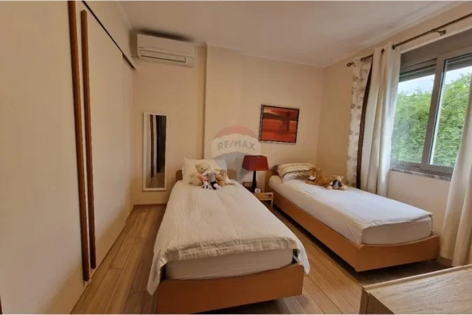 Tirane, jepet me qera apartament 1+1+Ballkon Kati 4, 67 m² 600 € (Rruga Hamdi Sina)