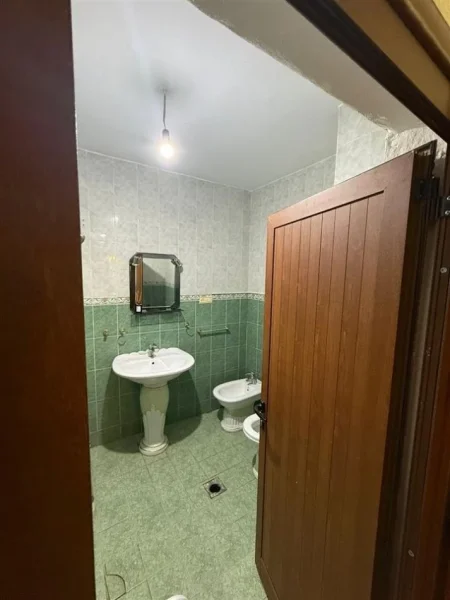 Tirane, jepet me qera apartament 2+1 Kati 5, 100 m² 650 € (KOMUNA E PARISIT)