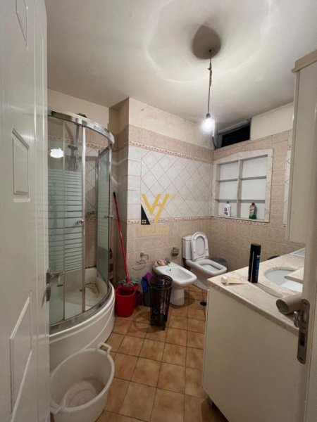 Tirane, jepet me qera apartament 2+1+Ballkon Kati 2, 95 m² 800 € (KOMUNA E PARISIT)
