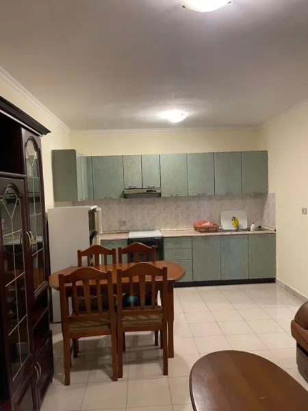 Tirane, jepet me qera apartament 1+1+Aneks+Ballkon Kati 1, 66 m² 50.000 Lek (Rruga Him Kolli)