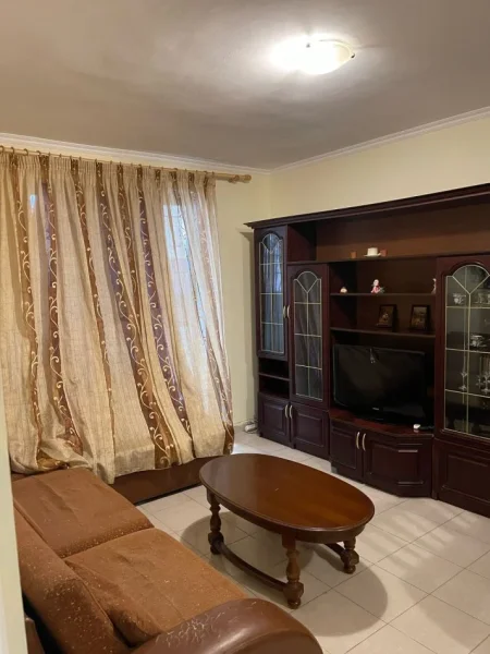 Tirane, jepet me qera apartament 1+1+Aneks+Ballkon Kati 1, 66 m² 50.000 Lek (Rruga Him Kolli)