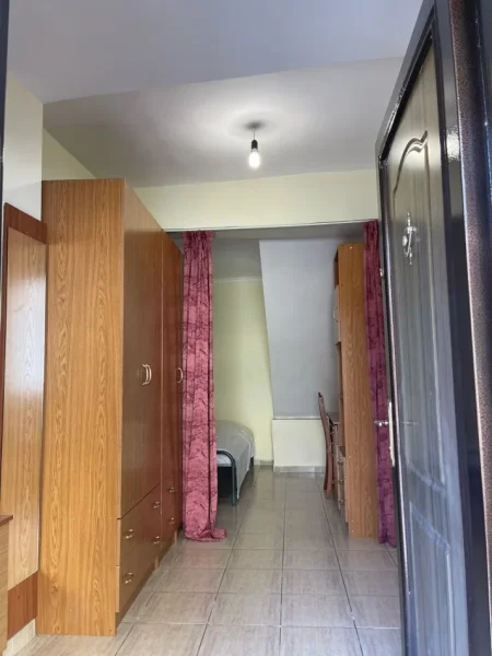 Tirane, jepet me qera apartament 1+1+Aneks+Ballkon Kati 1, 66 m² 50.000 Lek (Rruga Him Kolli)