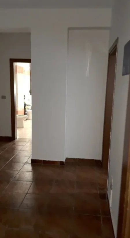 Tirane, jepet me qera zyre Kati 2, 106 m² 950 € (BULEVARDI GJERGJ FISHTA)