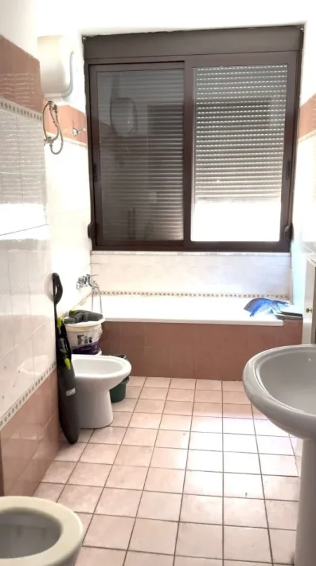 Tirane, jepet me qera zyre Kati 2, 106 m² 950 € (BULEVARDI GJERGJ FISHTA)