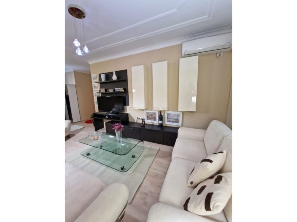 Tirane, jepet me qera apartament 1+1 Kati 2, 80 m² 800 € (Bllok)