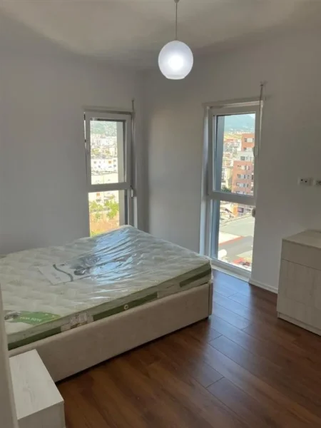 Tirane, jepet me qera apartament 1+1+Ballkon Kati 8, 65 m² 650 € (PAZARI I RI)