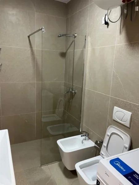 Tirane, jepet me qera apartament 1+1+Ballkon Kati 8, 65 m² 650 € (PAZARI I RI)