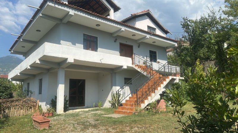 Shitet Vilë 3-kateshe në Shkozë, Tiranë - 450000€ | 460 m²