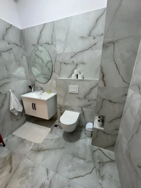 Tirane, jepet me qera apartament 1+1 Kati 1, 65 m² 400 € (Ali Demi)