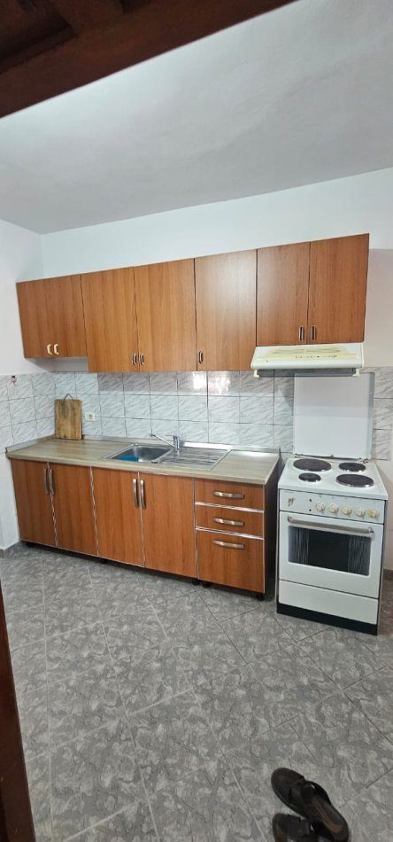 Tirane, jepet me qera apartament 1+1 Kati 1, 65 m² 500 € (Rruga Babë Rexha)