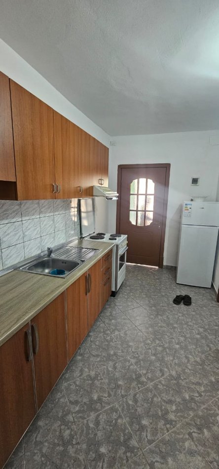 Tirane, jepet me qera apartament 1+1 Kati 1, 65 m² 500 € (Rruga Babë Rexha)