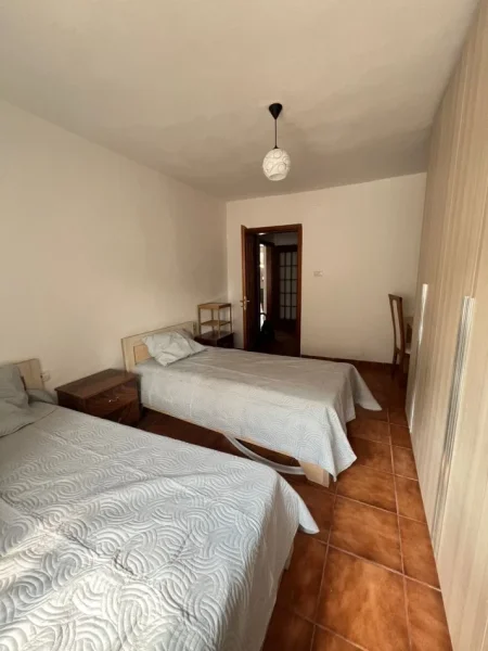 Tirane, jepet me qera apartament 2+1 Kati 4, 80 m² 680 € (pazari i ri)