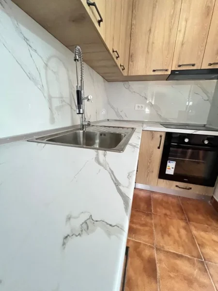 Tirane, jepet me qera apartament 2+1 Kati 4, 80 m² 680 € (pazari i ri)