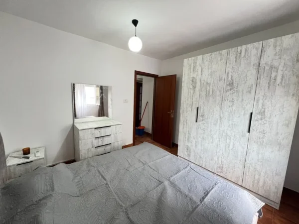 Tirane, jepet me qera apartament 2+1 Kati 4, 80 m² 680 € (pazari i ri)