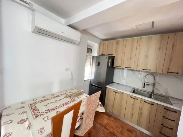 Tirane, jepet me qera apartament 2+1 Kati 4, 80 m² 680 € (pazari i ri)