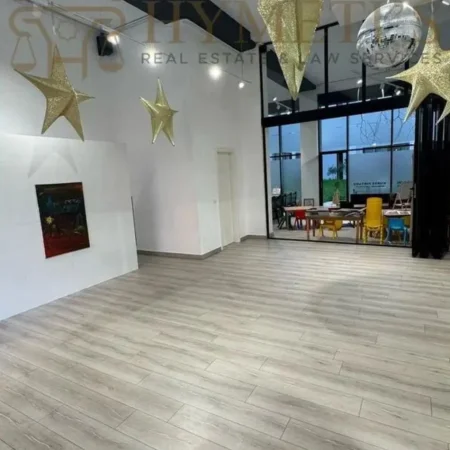 Tirane, jepet me qera ambjent biznesi Kati 0, 110 m² 1.700 € (Tirane, Rruga Jordan Misja, Pallati i Kontaktit)