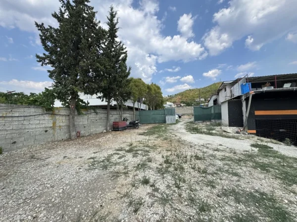 Tirane, jepet me qera magazine , 200 m² 1.000 € 