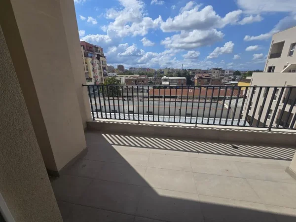 Tirane, shes apartament 2+1+Ballkon Kati 3, 