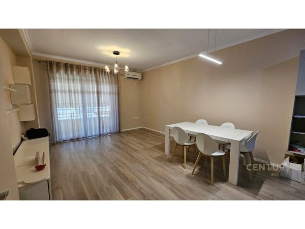 Tirane, jepet me qera apartament 2+1 Kati 3, 98 m² 750 € (Rr. Bill Klinton)