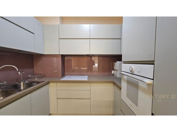 Tirane, jepet me qera apartament 2+1 Kati 3, 98 m² 750 € (Rr. Bill Klinton)