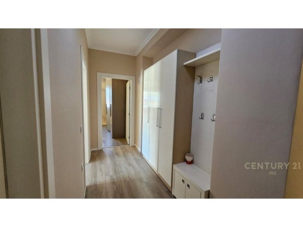 Tirane, jepet me qera apartament 2+1 Kati 3, 98 m² 750 € (Rr. Bill Klinton)