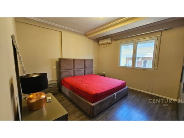Tirane, jepet me qera apartament 2+1 Kati 3, 98 m² 750 € (Rr. Bill Klinton)