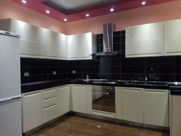 Tirane, jepet me qera apartament 2+1+Ballkon Kati 3, 74 m² 400 € (yzberisht)