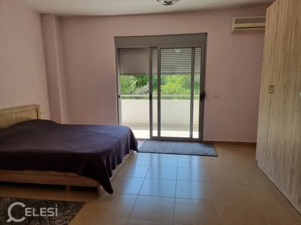 Tirane, jepet me qera apartament 3+1+Aneks+Ballkon Kati 2, 211 m² 1.000 € (rruga peti)