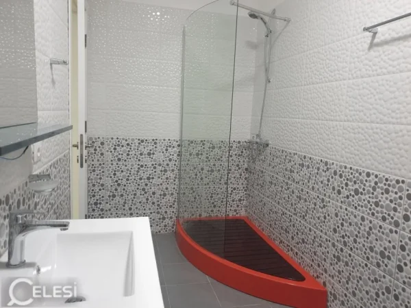 Tirane, jepet me qera apartament 3+1+Aneks+Ballkon Kati 2, 211 m² 1.000 € (rruga peti)