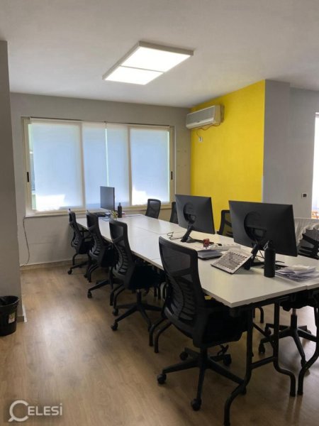 Tirane, jepet me qera zyre Kati 5, 132 m² 2500€ (bllok)