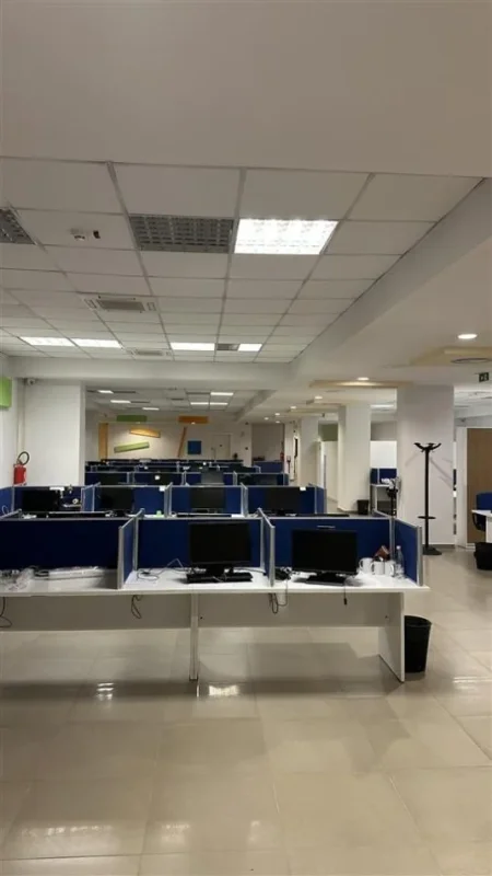 Tirane, jepet me qera zyre Kati -1, 1.400 m² 12.000 € (HOTEL HILTON)