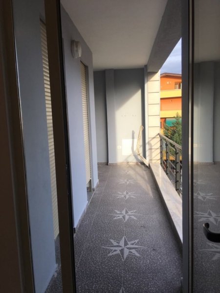 Tirane, jepet me qera apartament 2+1+Ballkon Kati 3, 95 m² 85.000 leke (Ne fund te rruges Don Bosko)