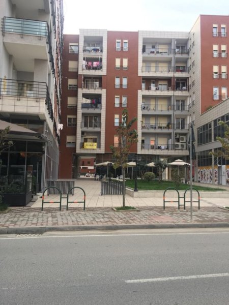 Tirane, jepet me qera apartament 2+1+Ballkon Kati 3, 95 m² 85.000 leke (Ne fund te rruges Don Bosko)