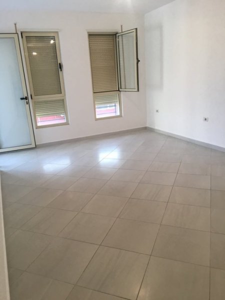 Tirane, jepet me qera apartament 2+1+Ballkon Kati 3, 95 m² 85.000 leke (Ne fund te rruges Don Bosko)