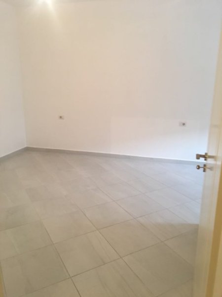 Tirane, jepet me qera apartament 2+1+Ballkon Kati 3, 95 m² 85.000 leke (Ne fund te rruges Don Bosko)