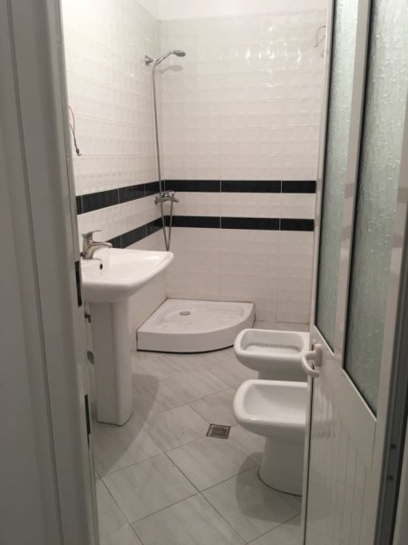 Tirane, jepet me qera apartament 2+1+Ballkon Kati 3, 95 m² 85.000 leke (Ne fund te rruges Don Bosko)