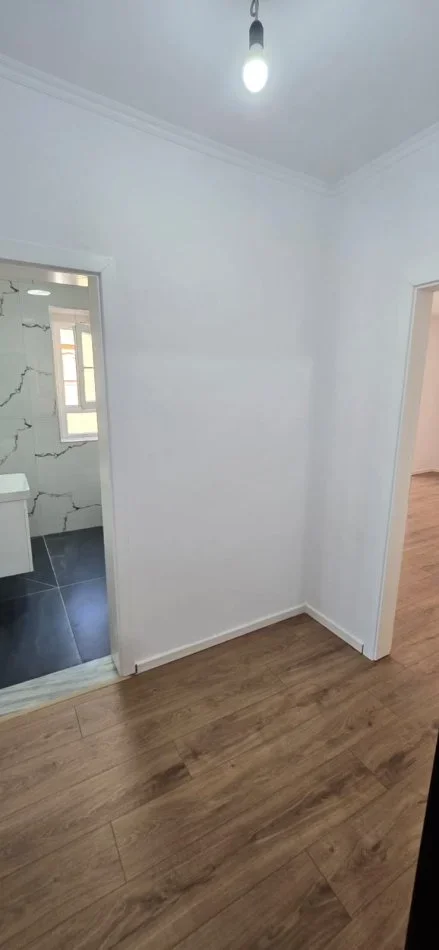 Tirane, shes apartament 1+1+Aneks+Ballkon Kati 3, 56 m² 153.000 € (Ministria e Drejtesise(Bulevardi Zogu I Pare))