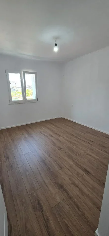 Tirane, shes apartament 1+1+Aneks+Ballkon Kati 3, 56 m² 153.000 € (Ministria e Drejtesise(Bulevardi Zogu I Pare))