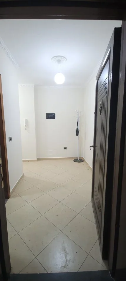 Tirane, jepet me qera apartament 1+1+Ballkon Kati 1, 350 € (Rafaelo 2002 Residence)