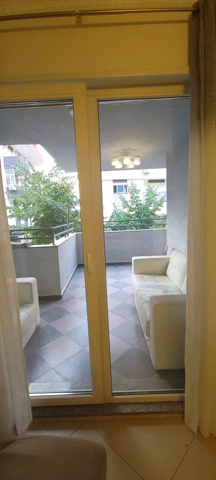 Tirane, jepet me qera apartament 1+1+Ballkon Kati 1, 350 € (Rafaelo 2002 Residence)