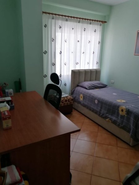 Tirane, jepet me qera apartament 1+1+Ballkon Kati 1, 90 m² 350 € 