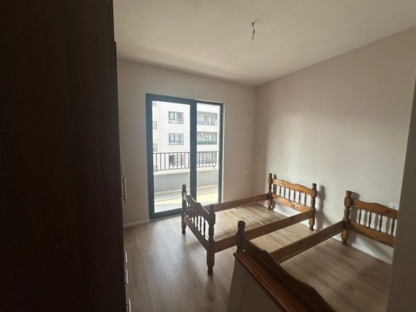 Tirane, jepet me qera apartament 1+1+Ballkon Kati 4, 70 m² 300 € (tek Rruga Roma, pranë Ulliri, në Kamëz)