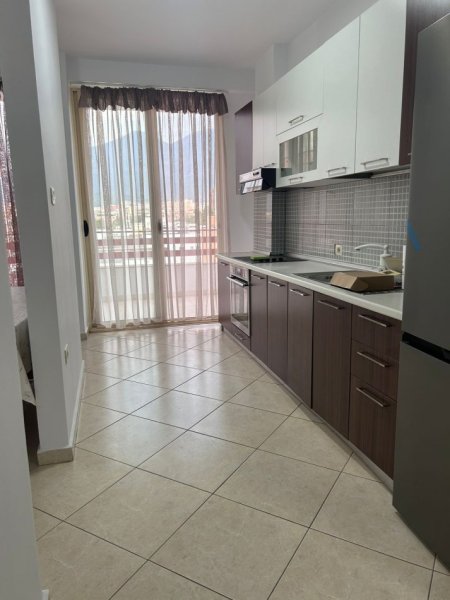 Tirane, jepet me qera apartament 2+1+Ballkon Kati 6, 95 m² 600 € (Midis Rrugës Bardhyl dhe Pediatrisë)